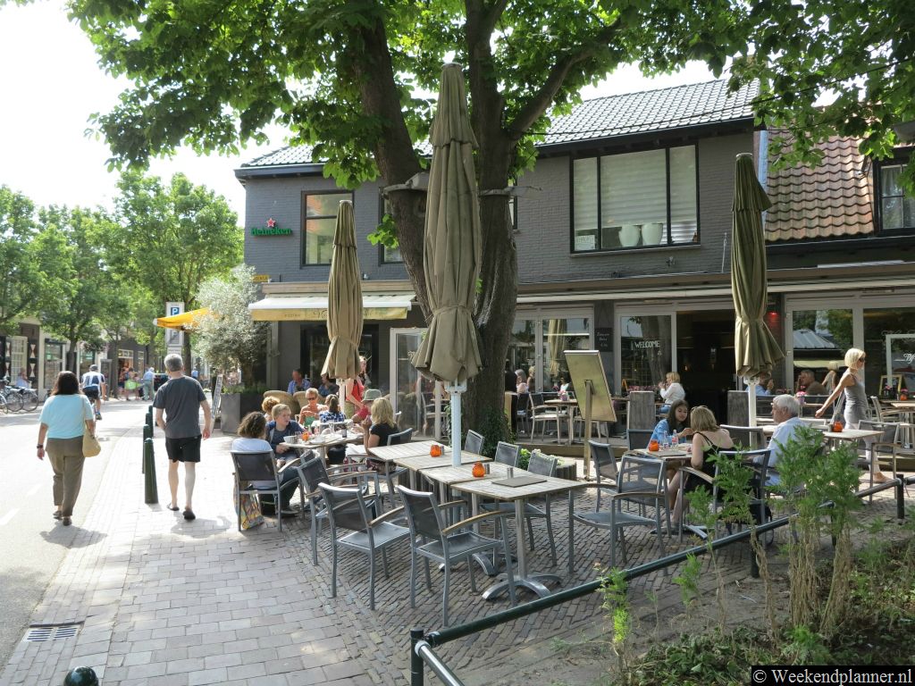 Bij dit plein aan Het Groentje in het centrum van Domburg  zijn enkele populaire visrestaurants waar je ook buiten kunt eten. Er loopt een  weg naar het strand  langs.Tip: Fietsen in de buurt van Domburg.